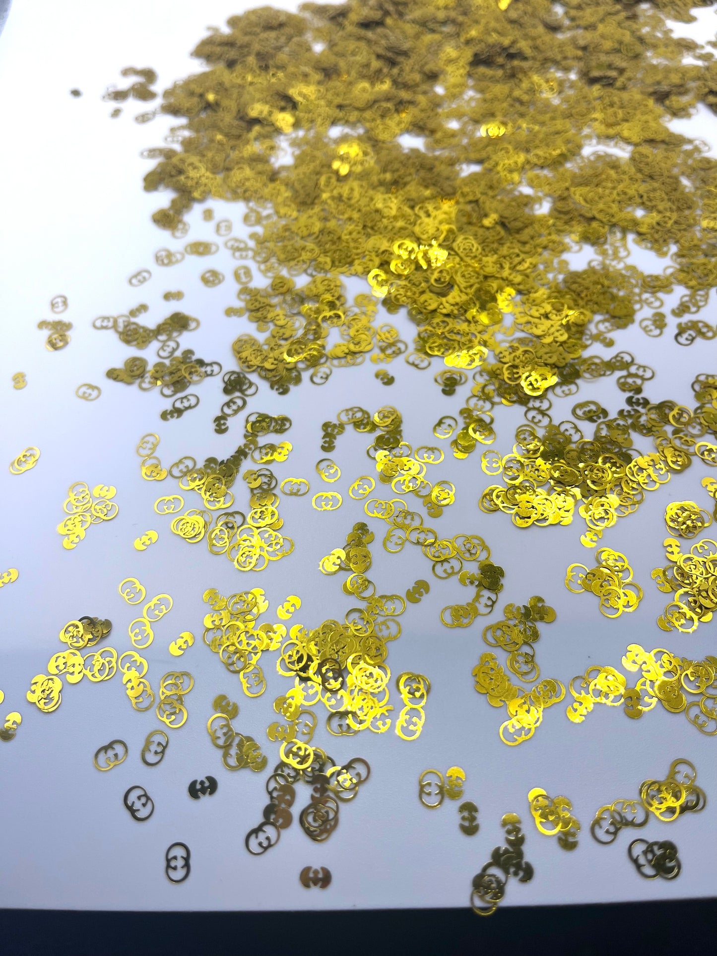 GOLD GG DESIGNER SHAPE GLITTER